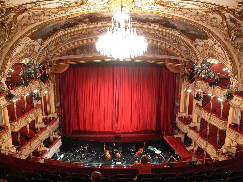 Graz_Opernhaus_Zuschauerraum_Blick_zur_Bühne.jpg